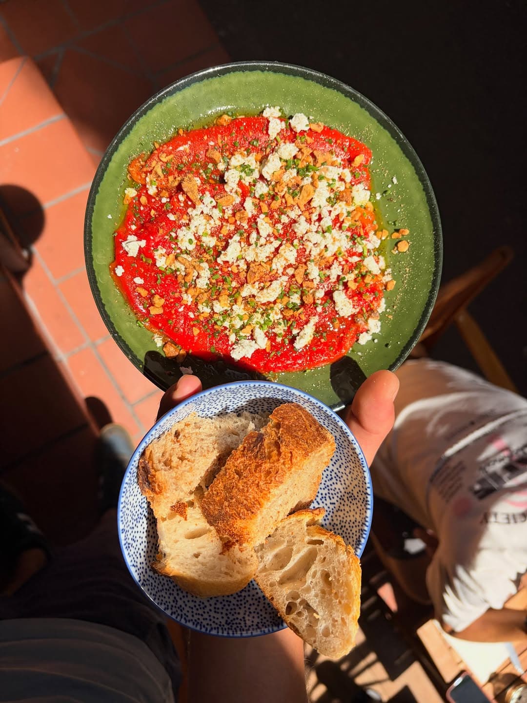 Assiette et pain servi aux Arlots