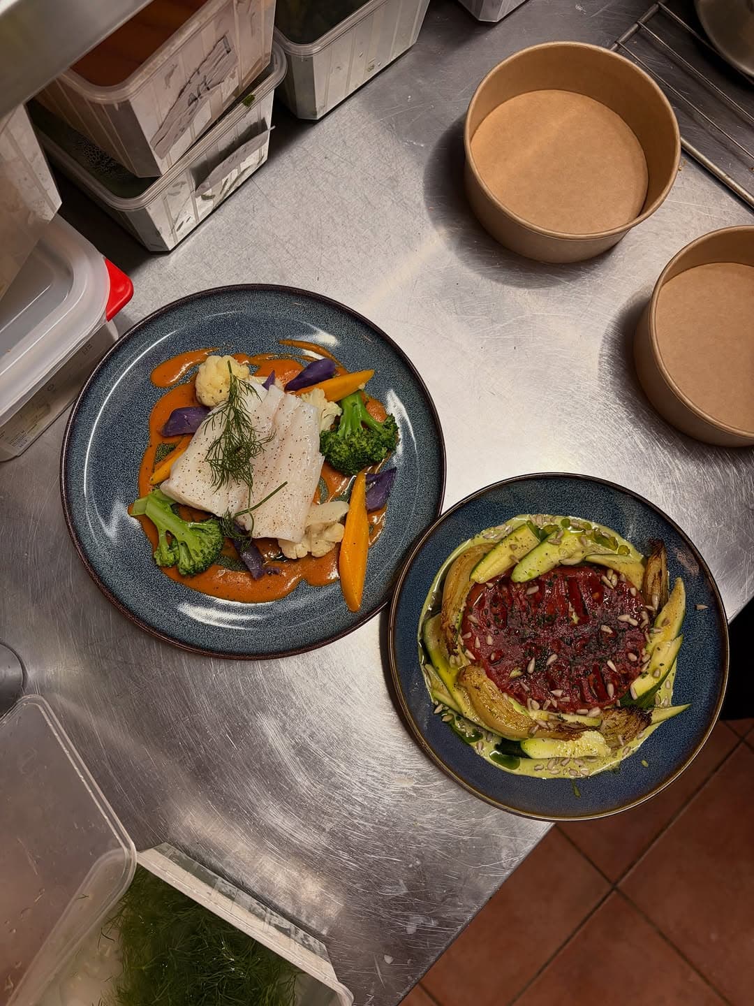 Assiettes préparées en cuisine aux Arlots